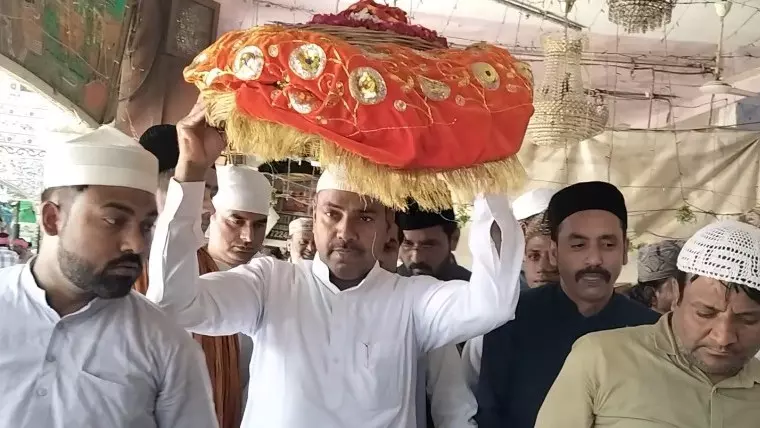 BJP माइनॉरिटी मोर्चा ने अजमेर शरीफ दरगाह पर चादर चढ़ाई BJP माइनॉरिटी मोर्चा ने अजमेर शरीफ दरगाह पर चादर चढ़ाई