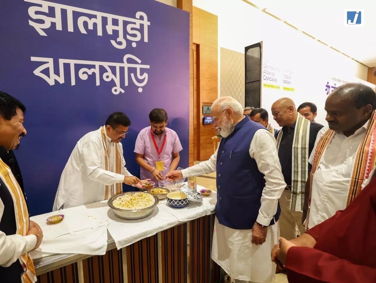 भारत मंडपम में NDA बैठक के दौरान झलमुड़ी ब्रेक भारत मंडपम में NDA बैठक के दौरान झलमुड़ी ब्रेक