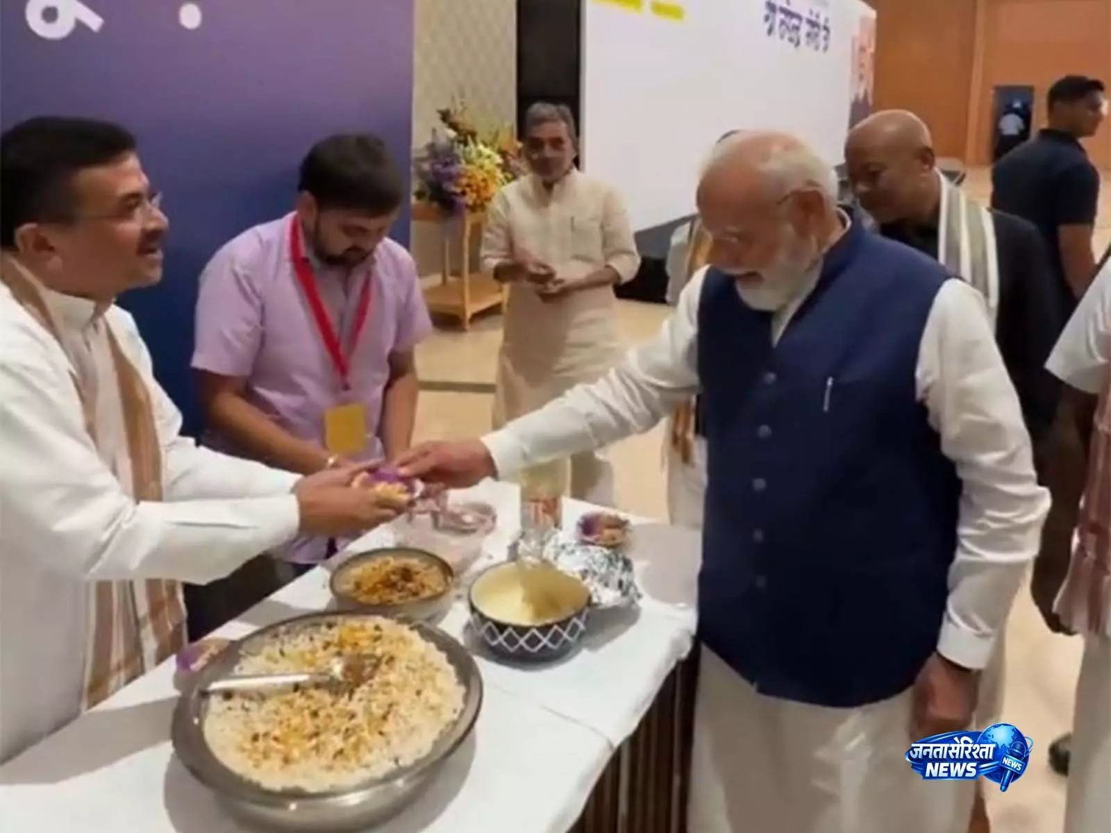 PM मोदी ने NDA नेताओं के साथ झालमुड़ी बांटी, गठबंधन ने रिकॉर्ड कार्यकाल के लिए दी बधाई PM मोदी ने NDA नेताओं के साथ झालमुड़ी बांटी, गठबंधन ने रिकॉर्ड कार्यकाल के लिए दी बधाई
