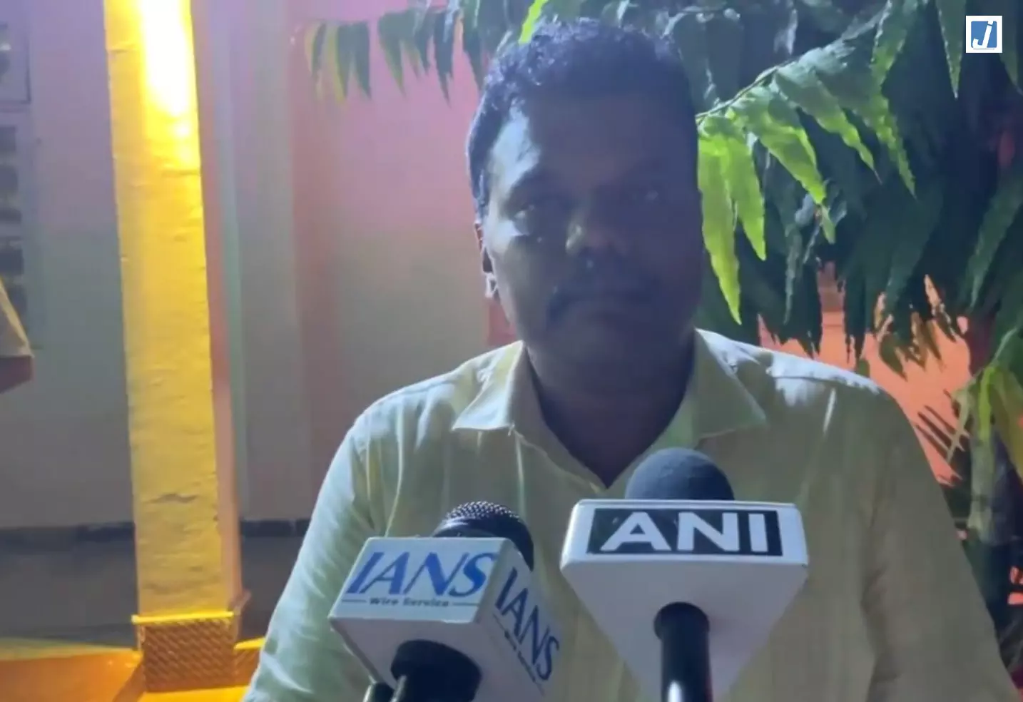 अवैध मदरसे पर प्रशासन की कार्रवाई, तालाब की जमीन पर बने ढांचे को गिराने की प्रक्रिया शुरू अवैध मदरसे पर प्रशासन की कार्रवाई, तालाब की जमीन पर बने ढांचे को गिराने की प्रक्रिया शुरू