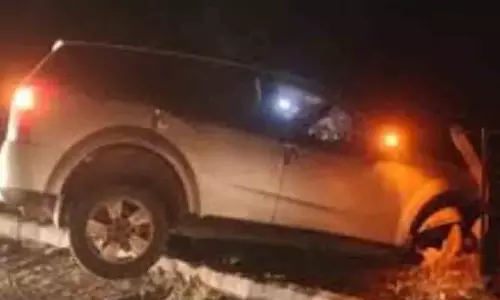 एक्सीडेंट जगह में उमड़ी थी भीड़, कार ने रौंदा, 4 की मौत एक्सीडेंट जगह में उमड़ी थी भीड़, कार ने रौंदा, 4 की मौत