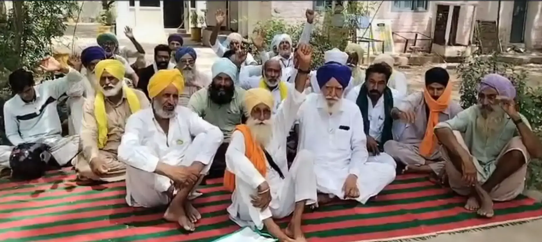 Sirsa: किसानों ने बिजली विभाग के खिलाफ किया प्रदर्शन, धरना शुरू Sirsa: किसानों ने बिजली विभाग के खिलाफ किया प्रदर्शन, धरना शुरू