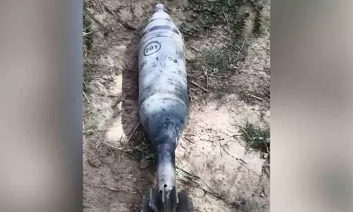 बम लेकर दौड़ा युवक, गांव में मच गया हड़कंप