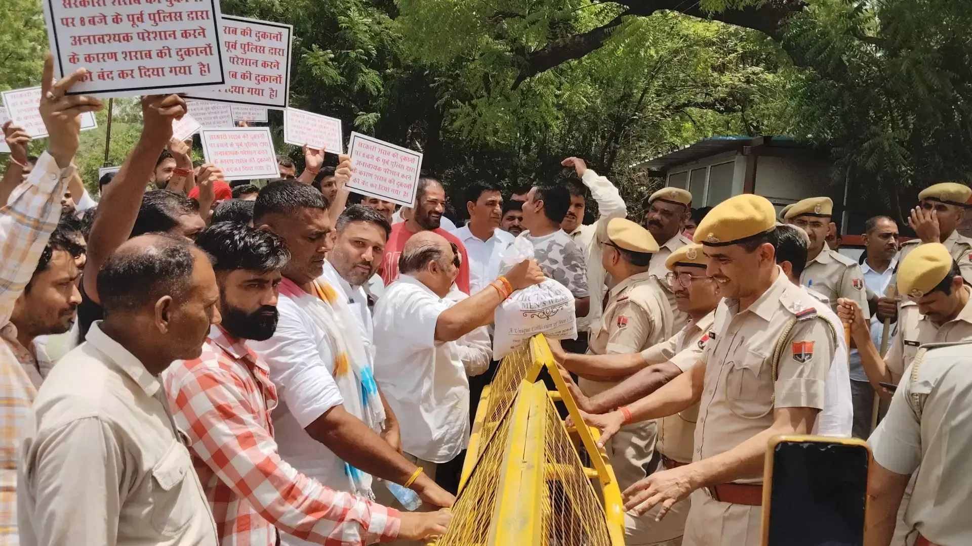 Jodhpur: शराब ठेकेदारों का विरोध प्रदर्शन, कमिश्नरेट के बाहर जुटे Jodhpur: शराब ठेकेदारों का विरोध प्रदर्शन, कमिश्नरेट के बाहर जुटे