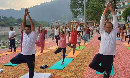Pauri Garhwal: श्रीनगर के शारदा घाट पर योग का संदेश गूंजा Pauri Garhwal: श्रीनगर के शारदा घाट पर योग का संदेश गूंजा