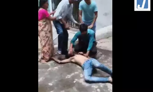 शिकायत करना पड़ा भारी: कुत्ते ने काटा सो अलग, पड़ोसियों ने बीच सड़क पर लात-घूंसों से कर दी धुनाई शिकायत करना पड़ा भारी: कुत्ते ने काटा सो अलग, पड़ोसियों ने बीच सड़क पर लात-घूंसों से कर दी धुनाई