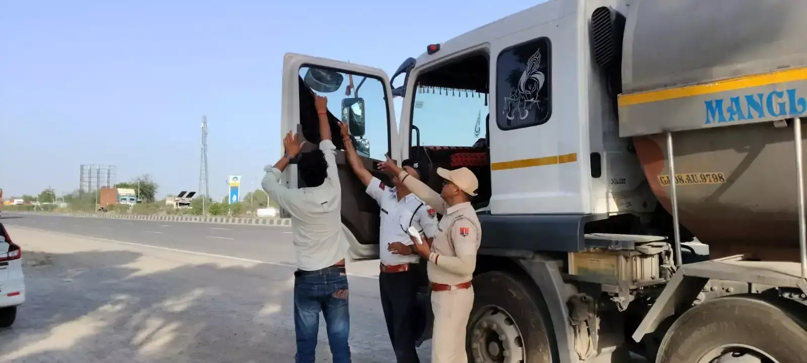 Jaipur: राजस्थान पुलिस का ट्रैफिक स्ट्राइक अभियान 50 हजार से अधिक चालानों तक पहुंचा Jaipur: राजस्थान पुलिस का ट्रैफिक स्ट्राइक अभियान 50 हजार से अधिक चालानों तक पहुंचा