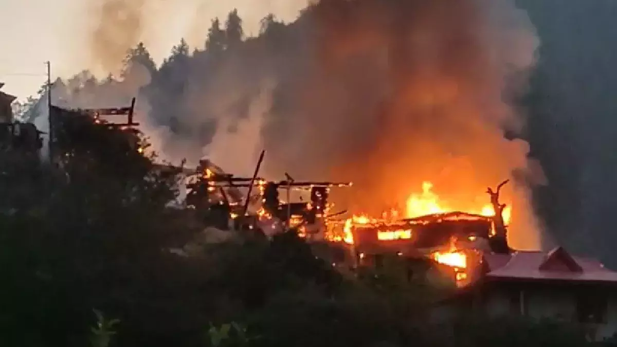 Shimla: अग्निकांड में दो घरों को नुकसान, संपत्ति जलकर राख Shimla: अग्निकांड में दो घरों को नुकसान, संपत्ति जलकर राख