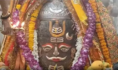 बाबा महाकाल का राजा स्वरूप में शृंगार, गूंजे जय श्री महाकाल के उद्घोष बाबा महाकाल का राजा स्वरूप में शृंगार, गूंजे जय श्री महाकाल के उद्घोष