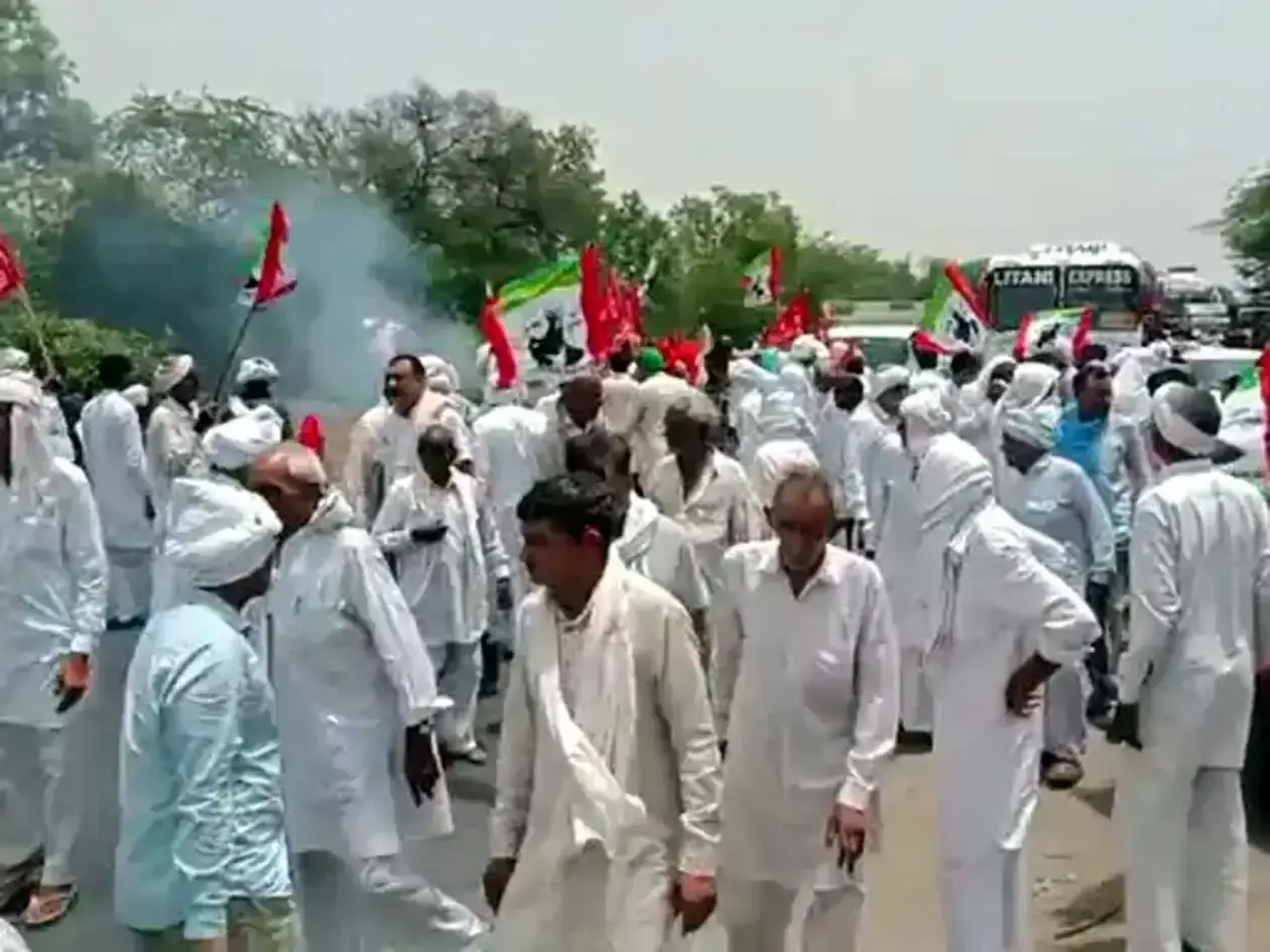 Hisar: जल संकट से नाराज किसानों का प्रदर्शन, प्रशासन से समाधान की मांग Hisar: जल संकट से नाराज किसानों का प्रदर्शन, प्रशासन से समाधान की मांग