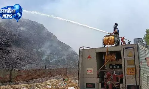 Moga डंप यार्ड में 48 घंटे से आग, जहरीला धुआं फैला Moga डंप यार्ड में 48 घंटे से आग, जहरीला धुआं फैला