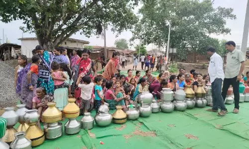 Kalahandi के मकरागुडा गाँव में पेयजल संकट पर प्रदर्शन Kalahandi के मकरागुडा गाँव में पेयजल संकट पर प्रदर्शन