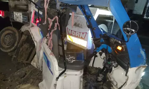 Sambalpur : ट्रक की टक्कर से पिता और बेटी की मौत Sambalpur : ट्रक की टक्कर से पिता और बेटी की मौत
