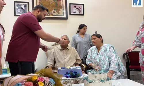 जन्मदिन पर लालू यादव ने परिवार संग काटा केक, तेज प्रताप ने लिखा भावुक पोस्ट जन्मदिन पर लालू यादव ने परिवार संग काटा केक, तेज प्रताप ने लिखा भावुक पोस्ट