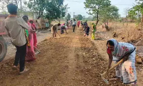 चंदा जुटाकर ग्रामीणों ने बनाई सड़क, 25 साल से प्रशासन के पास लगा रहे थे गुहार