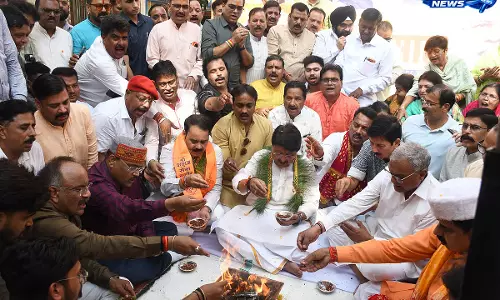 PM Modi के लंबे कार्यकाल पर खजराना गणेश मंदिर में विशेष पूजा, 4,399 लड्डू चढ़ाए गए PM Modi के लंबे कार्यकाल पर खजराना गणेश मंदिर में विशेष पूजा, 4,399 लड्डू चढ़ाए गए