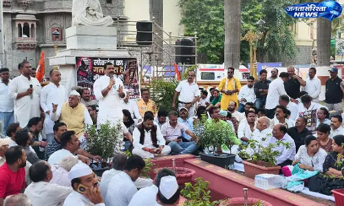Meenakshi नटराजन का नामांकन रद्द होने पर कांग्रेस का राजवाड़ा में विरोध प्रदर्शन Meenakshi नटराजन का नामांकन रद्द होने पर कांग्रेस का राजवाड़ा में विरोध प्रदर्शन