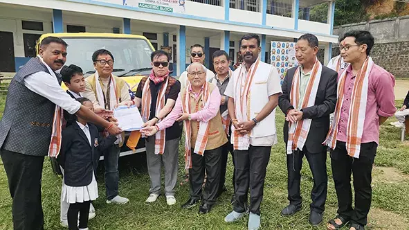 Arunachal: विधायक ने स्कूल को गाड़ी दान की Arunachal: विधायक ने स्कूल को गाड़ी दान की