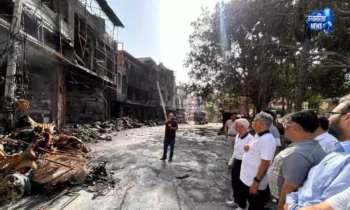 Rohtak डी-पार्क मार्केट में आग के बाद सन्नाटा, मातम का माहौल Rohtak डी-पार्क मार्केट में आग के बाद सन्नाटा, मातम का माहौल