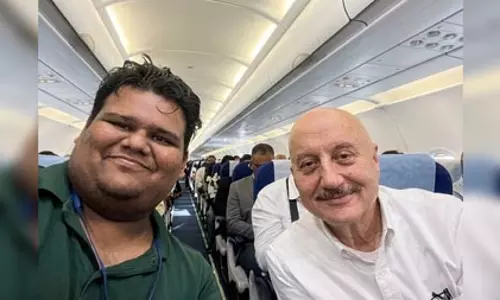 किसी के बारे में राय बनाने से पहले उसके बारे में जानना जरूरी, फ्लाइट में यात्री ने अनुपम खेर को दी सीख किसी के बारे में राय बनाने से पहले उसके बारे में जानना जरूरी, फ्लाइट में यात्री ने अनुपम खेर को दी सीख