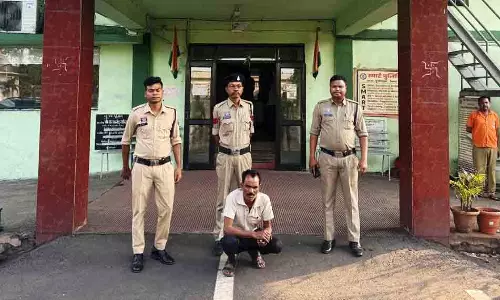 कत्तानुमा हथियार लहराने वाला आरोपी गिरफ्तार, सूचना पर पुलिस ने की त्वरित कार्रवाई कत्तानुमा हथियार लहराने वाला आरोपी गिरफ्तार, सूचना पर पुलिस ने की त्वरित कार्रवाई