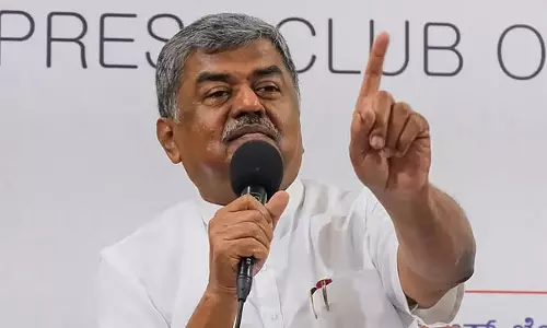 KPCC अध्यक्ष बी.के. हरिप्रसाद ने कार्यकर्ताओं से शॉल-फूल पर खर्च न करने की अपील की KPCC अध्यक्ष बी.के. हरिप्रसाद ने कार्यकर्ताओं से शॉल-फूल पर खर्च न करने की अपील की