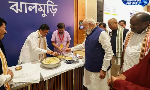 पश्चिम बंगाल का तीखा-खट्टा झालमुरी PM Modi की पसंदीदा, NDA बैठक में बना आकर्षण पश्चिम बंगाल का तीखा-खट्टा झालमुरी PM Modi की पसंदीदा, NDA बैठक में बना आकर्षण
