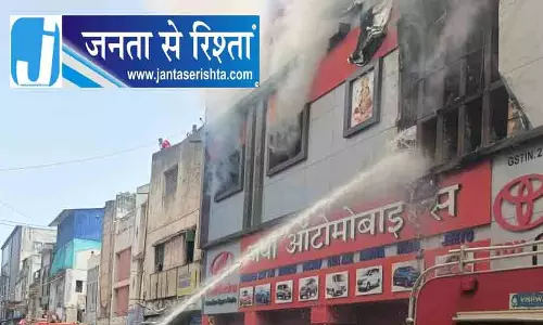 MG रोड के ऑटोमोबाइल शॉप में लगी आग MG रोड के ऑटोमोबाइल शॉप में लगी आग