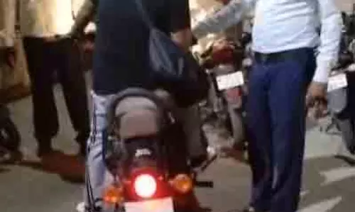मॉडिफाई बुलेट साइलेंसर पर 5 हजार का जुर्माना, ट्रैफिक पुलिस की कार्रवाई मॉडिफाई बुलेट साइलेंसर पर 5 हजार का जुर्माना, ट्रैफिक पुलिस की कार्रवाई