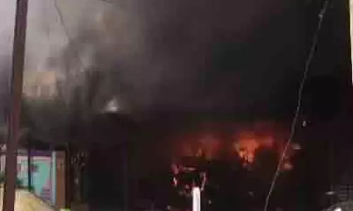 सूरजपुर में आगजनी की बड़ी घटना, फैंसी स्टोर और ब्यूटी पार्लर जलकर खाक सूरजपुर में आगजनी की बड़ी घटना, फैंसी स्टोर और ब्यूटी पार्लर जलकर खाक