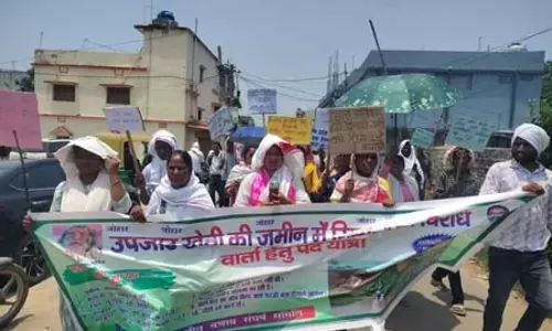 रांची: रिम्स-2 के निर्माण के विरोध में ग्रामीणों का मार्च, मुख्यमंत्री आवास से पहले पुलिस ने रोका रांची: रिम्स-2 के निर्माण के विरोध में ग्रामीणों का मार्च, मुख्यमंत्री आवास से पहले पुलिस ने रोका