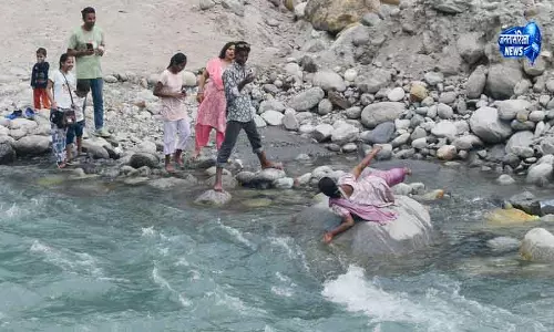 Kullu-Manali में पर्यटक नदी सुरक्षा नियमों का उल्लंघन कर रहे Kullu-Manali में पर्यटक नदी सुरक्षा नियमों का उल्लंघन कर रहे