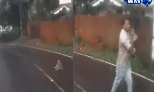 Kerala: बस ड्राइवर की सूझबूझ से हाईवे पर रेंगते बच्चे की बची जान Kerala: बस ड्राइवर की सूझबूझ से हाईवे पर रेंगते बच्चे की बची जान