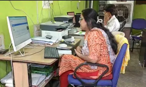 संवाद से समाधान : हितग्राहियों को फोन पर दी जा रही आवेदन निराकरण की जानकारी संवाद से समाधान : हितग्राहियों को फोन पर दी जा रही आवेदन निराकरण की जानकारी
