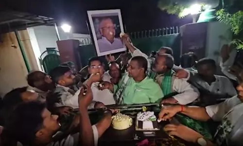 पटना: लालू यादव के 79वें जन्मदिन पर ढोल-नगाड़े के साथ आवास पर पहुंचे कार्यकर्ता, काटा गया केक पटना: लालू यादव के 79वें जन्मदिन पर ढोल-नगाड़े के साथ आवास पर पहुंचे कार्यकर्ता, काटा गया केक