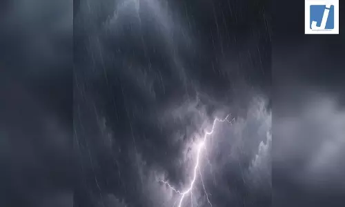 आकाशीय बिजली गिरने से 5 लोगों की मौत, कई अन्य लोग झुलसे आकाशीय बिजली गिरने से 5 लोगों की मौत, कई अन्य लोग झुलसे