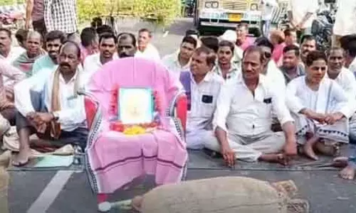 Kalahandi में धान खरीद में देरी पर किसानों ने NH-59 जाम किया Kalahandi में धान खरीद में देरी पर किसानों ने NH-59 जाम किया
