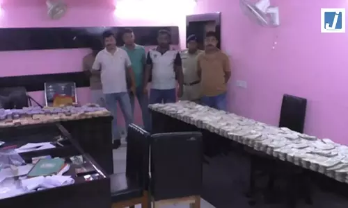 प्राइवेट स्कूल से 1.44 करोड़ जब्त, कंडोम का पैकेट भी मिला, दो लोग गिरफ्तार प्राइवेट स्कूल से 1.44 करोड़ जब्त, कंडोम का पैकेट भी मिला, दो लोग गिरफ्तार