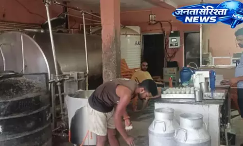 Diyaranchal : सौर्य ऊर्जा से जुड़ा दुग्ध व्यवसाय, ग्रामीण किसानों को रोजगार और लाभ Diyaranchal : सौर्य ऊर्जा से जुड़ा दुग्ध व्यवसाय, ग्रामीण किसानों को रोजगार और लाभ