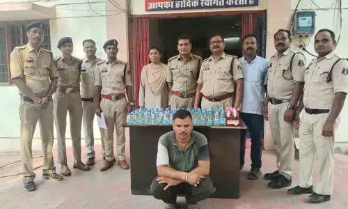 किराना दुकान की आड़ में चल रहे शराब कारोबार का भंडाफोड़, शहर भीतर धमतरी पुलिस को मिली सफलता किराना दुकान की आड़ में चल रहे शराब कारोबार का भंडाफोड़, शहर भीतर धमतरी पुलिस को मिली सफलता