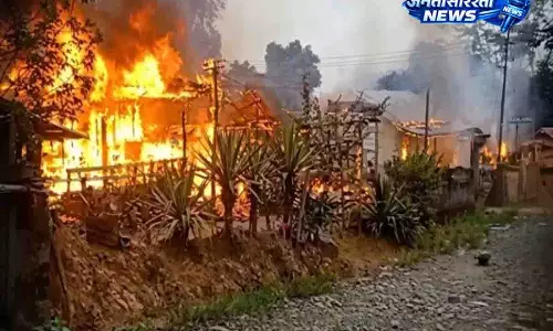 Manipur: कामजोंग में फिर भड़की हिंसा, दो लोगों की मौत, कई घरों में लगाई गई आग Manipur: कामजोंग में फिर भड़की हिंसा, दो लोगों की मौत, कई घरों में लगाई गई आग