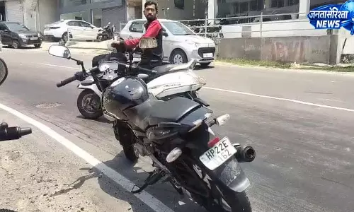 नेशनल हाईवे-103 पर फैल गया ईंजन ऑयल, स्किड हुई कई गाडिय़ां नेशनल हाईवे-103 पर फैल गया ईंजन ऑयल, स्किड हुई कई गाडिय़ां