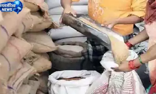 गोदामों से डिपुओं में भेजा राशन निकला कम, बोरियों में चावल, चीनी, आटे में छह से आठ किलोग्राम कम गोदामों से डिपुओं में भेजा राशन निकला कम, बोरियों में चावल, चीनी, आटे में छह से आठ किलोग्राम कम