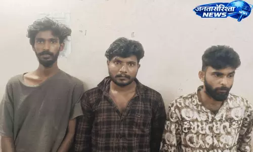 Kerala : तीन युवकों को 1.095 किलो गांजे के साथ गिरफ्तार किया Kerala : तीन युवकों को 1.095 किलो गांजे के साथ गिरफ्तार किया