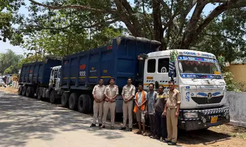 बिना अभिवहन पास चूना पत्थर गिट्टी से भरे 3 ट्रेलर जब्त