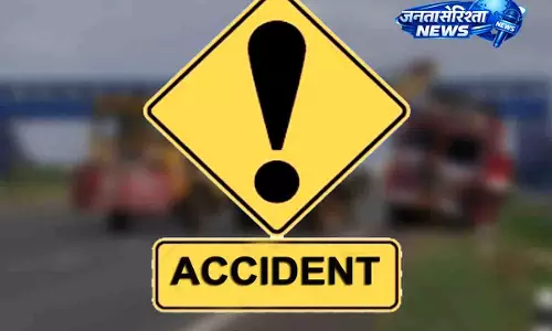 दो कारों की आमने-सामने की टक्कर में तीन लोग घायल हो गए दो कारों की आमने-सामने की टक्कर में तीन लोग घायल हो गए