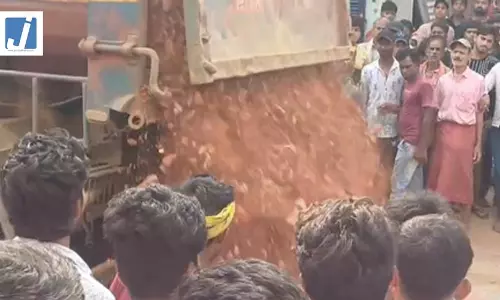 सड़क हादसे में छात्रा की मौत पर बवाल, ग्रामीणों ने पुलिस पर किया पथराव, वाहन क्षतिग्रस्त सड़क हादसे में छात्रा की मौत पर बवाल, ग्रामीणों ने पुलिस पर किया पथराव, वाहन क्षतिग्रस्त