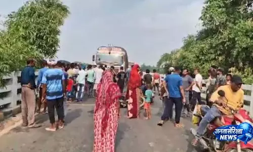 Balasore में बाइक पर ट्रक चढ़ने से गर्भवती महिला समेत तीन लोग गंभीर रूप से घायल Balasore में बाइक पर ट्रक चढ़ने से गर्भवती महिला समेत तीन लोग गंभीर रूप से घायल