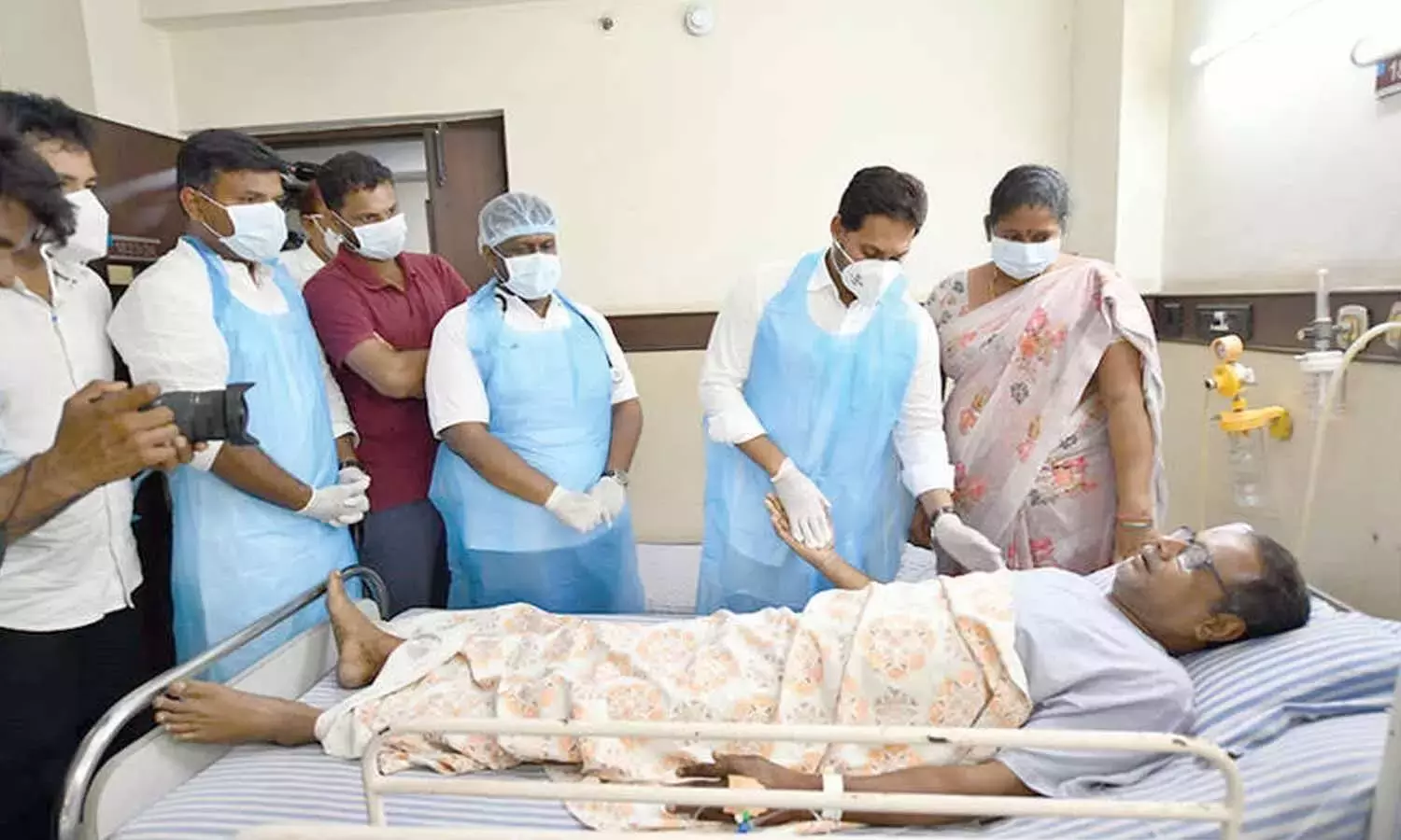 जगन् का आरोप है कि VSP में कर्मचारियों की संख्या आधी कर दी गई है और कल्याणकारी कार्यों की अनदेखी की जा रही है