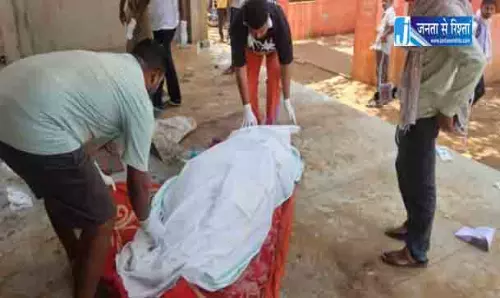 रेलवे स्टेशन में पड़ी लाश को न पुलिस उठा रही थी न प्रशासन